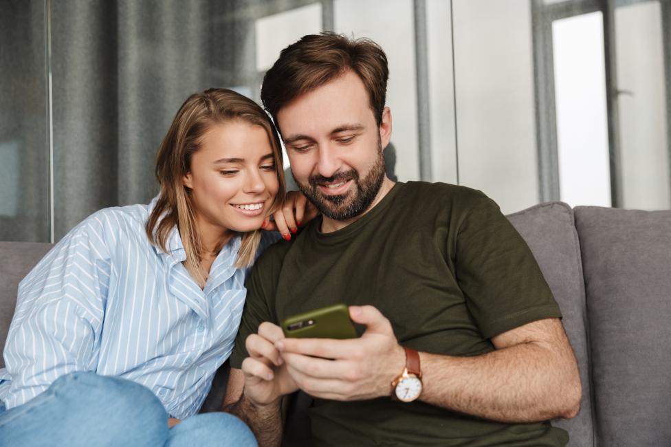 SEO: Paar schaut gemeinsam in ein Handy